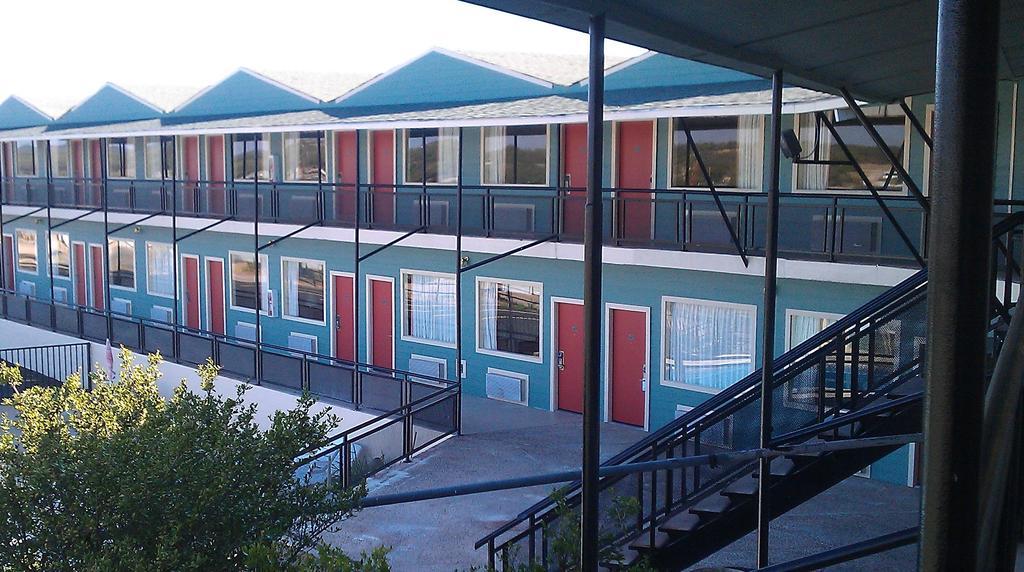Flagship Motel *